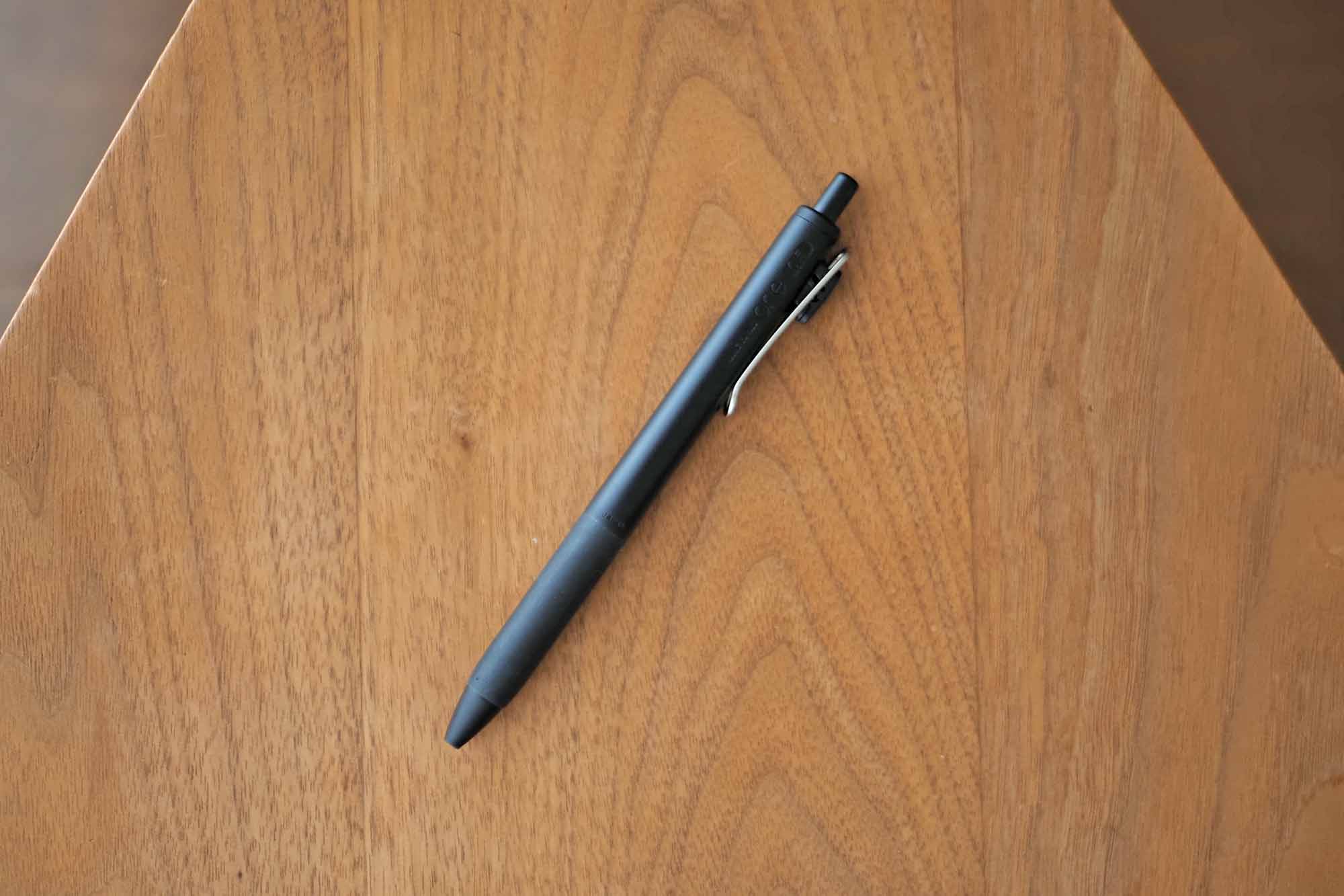 ボールペン,三菱鉛筆,ペン,uni,ball,書きやすい,裏写り,軽い,シンプル