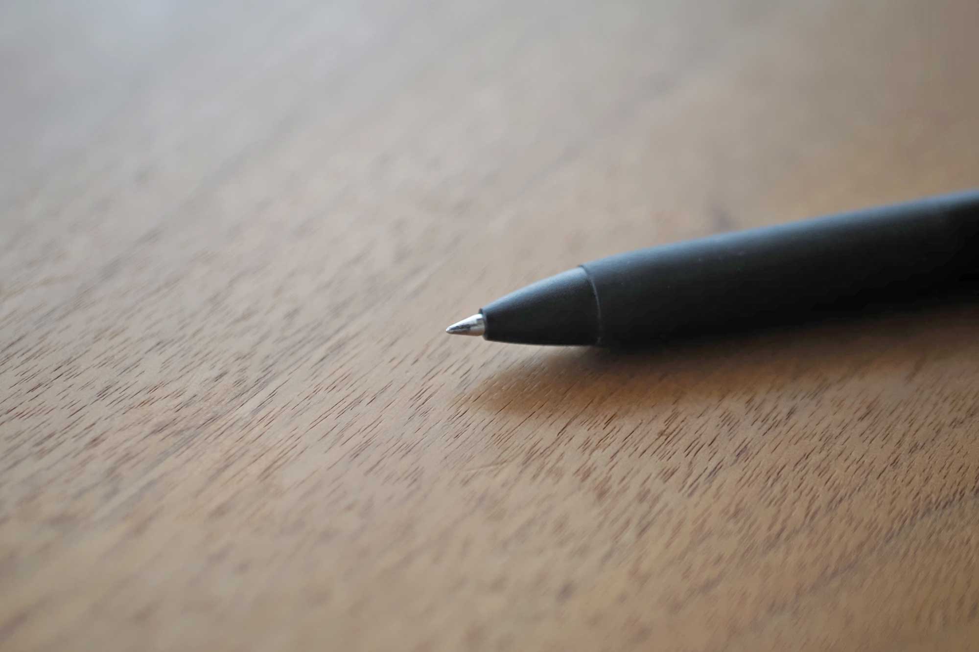ボールペン,三菱鉛筆,ペン,uni,ball,書きやすい,裏写り,軽い,ペン先