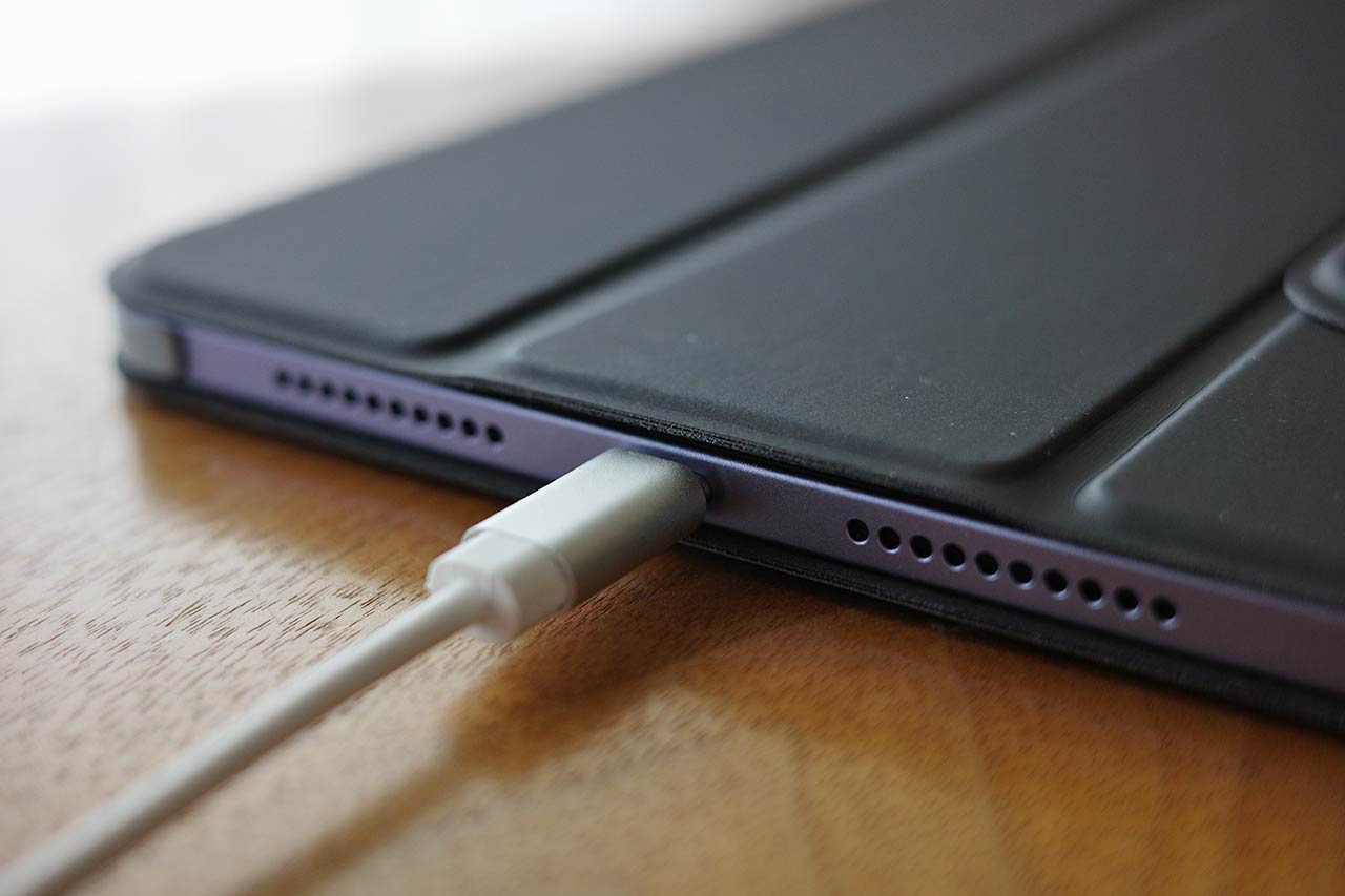ESR「iPad mini 6用マグネットケース・カバー」は装着しても充電ケーブルと干渉しない