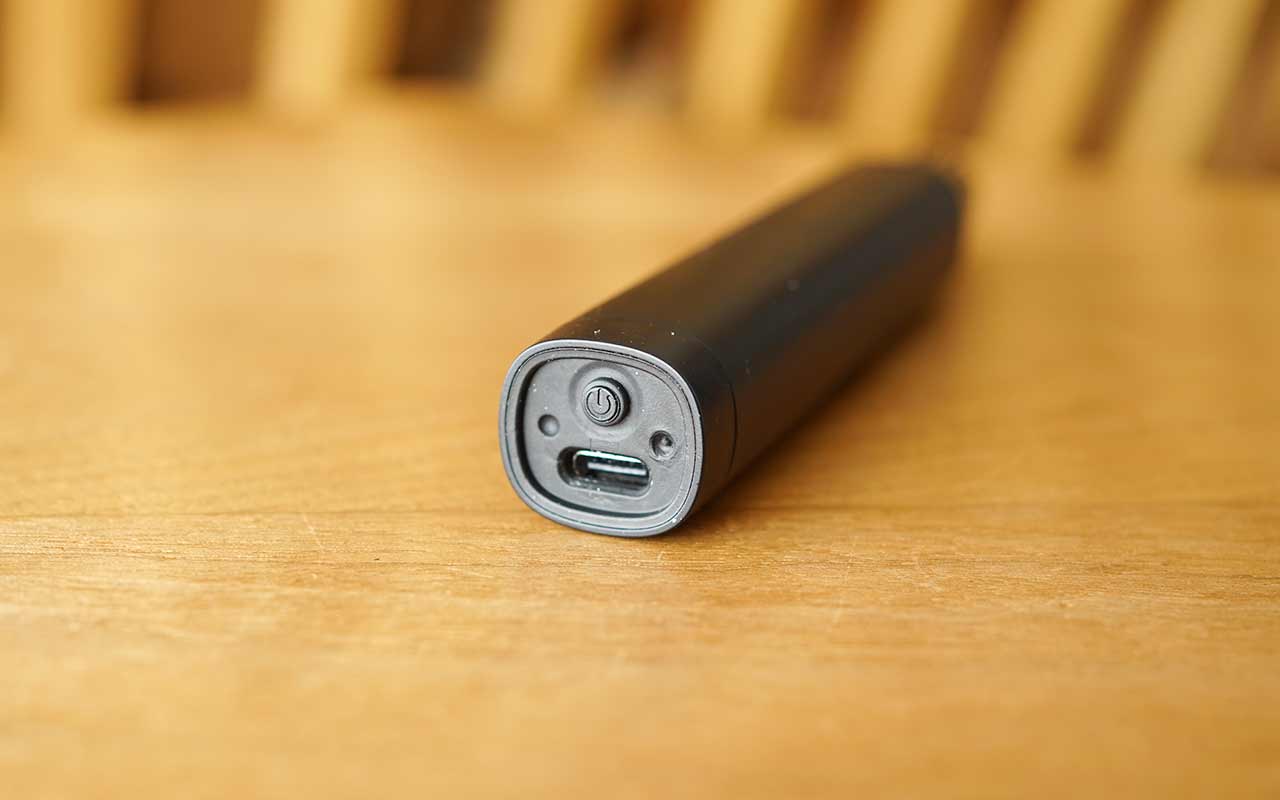 NOVAKO「多機能電動眉毛シェーバー」の電源と充電端子（USB-C）