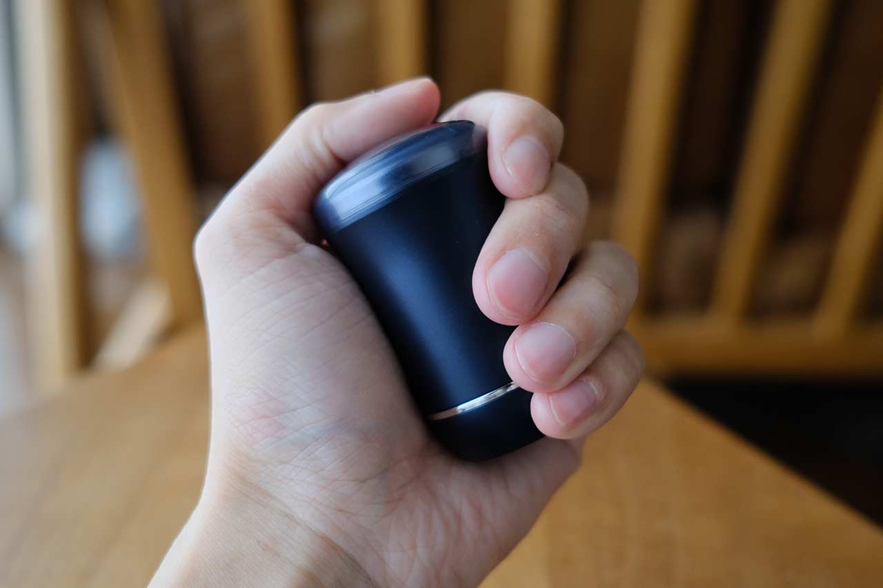Nushelly「ミニシェーバー」は手で握れるくらいに小さいサイズ