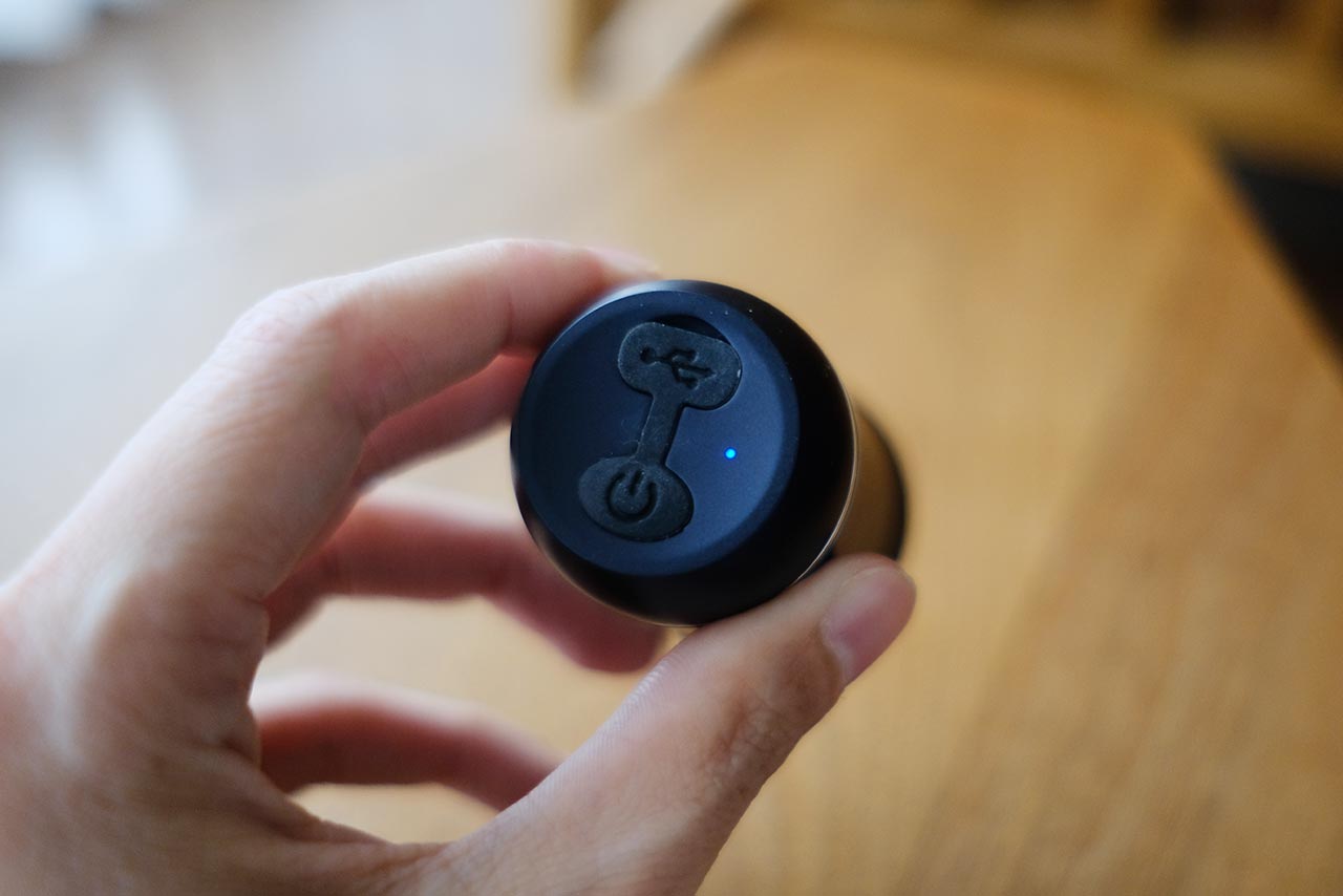 Nushelly「ミニシェーバー」の使用時は青いランプが点灯する