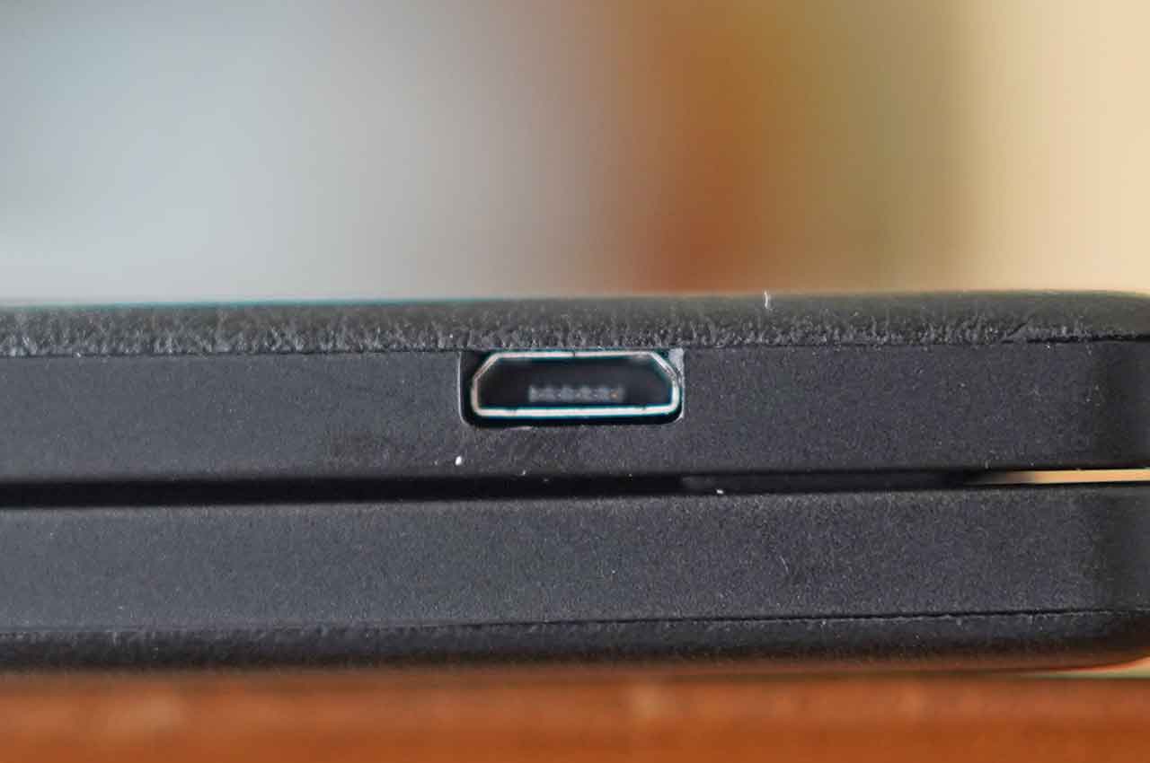 Ewin「折りたたみ式Bluetoothキーボード」はMicro USB接続