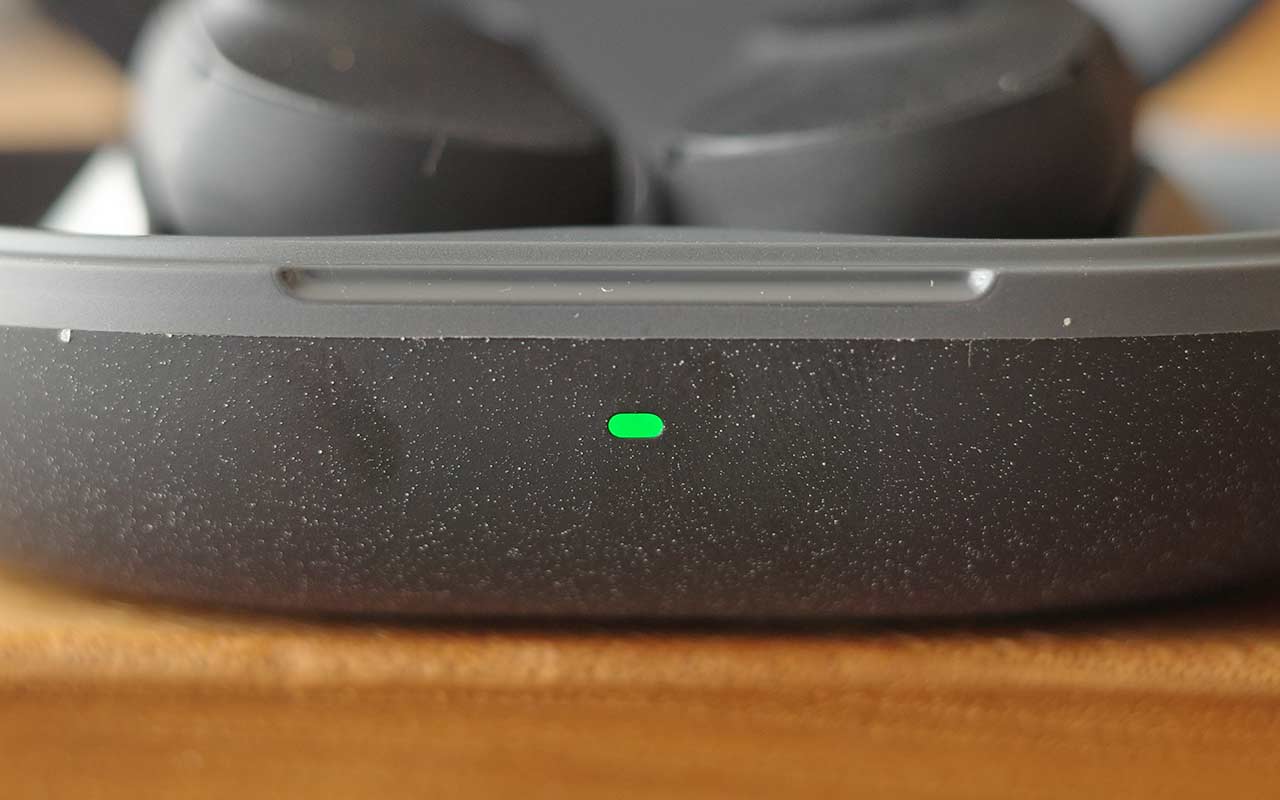 SOUNDPEATS「GoFree2」の充電中の様子