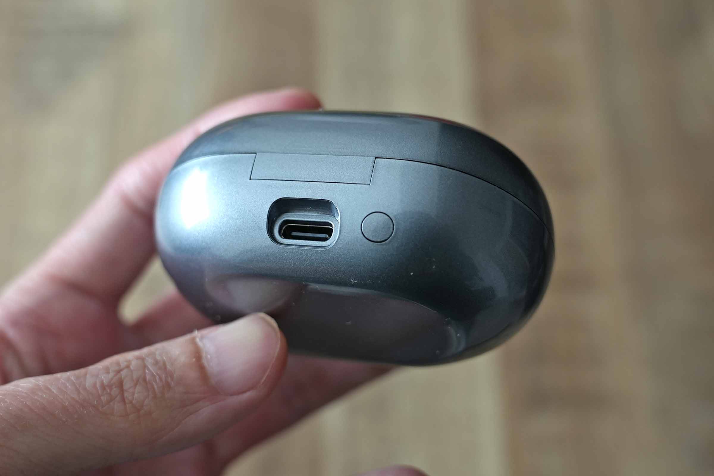 SOUNDPEATS Clip1のケース背面にはUSB-C端子とペアリングボタンがある