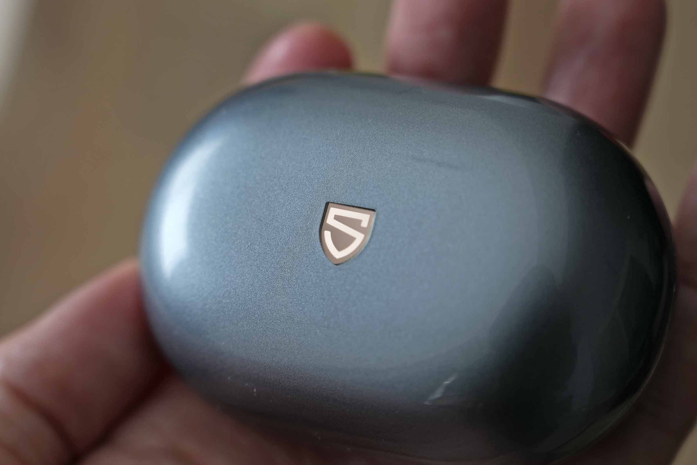 SOUNDPEATS Clip1のケースはつるりとした素材感