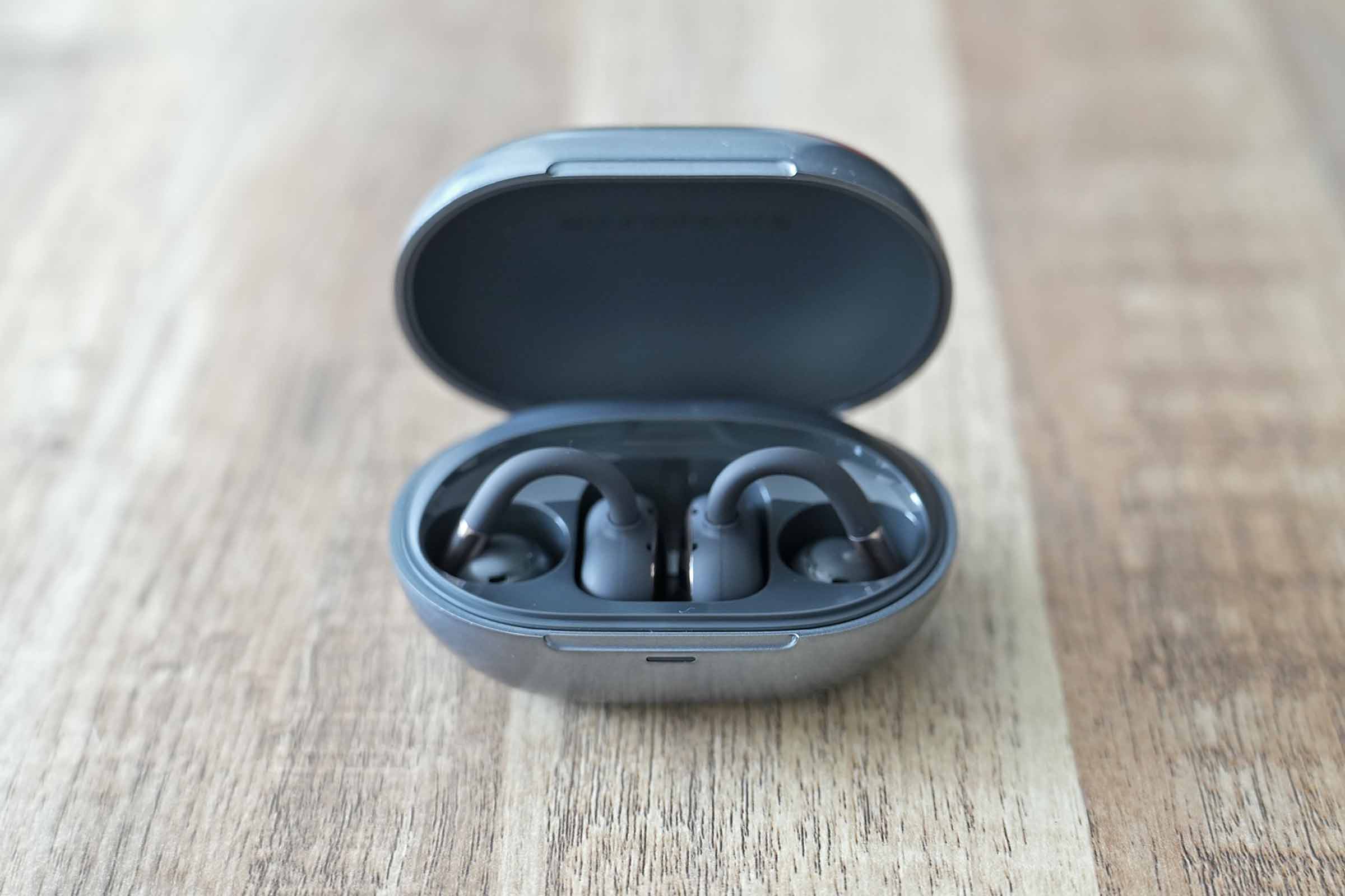 SOUNDPEATS Clip1のケースを開けた時の様子