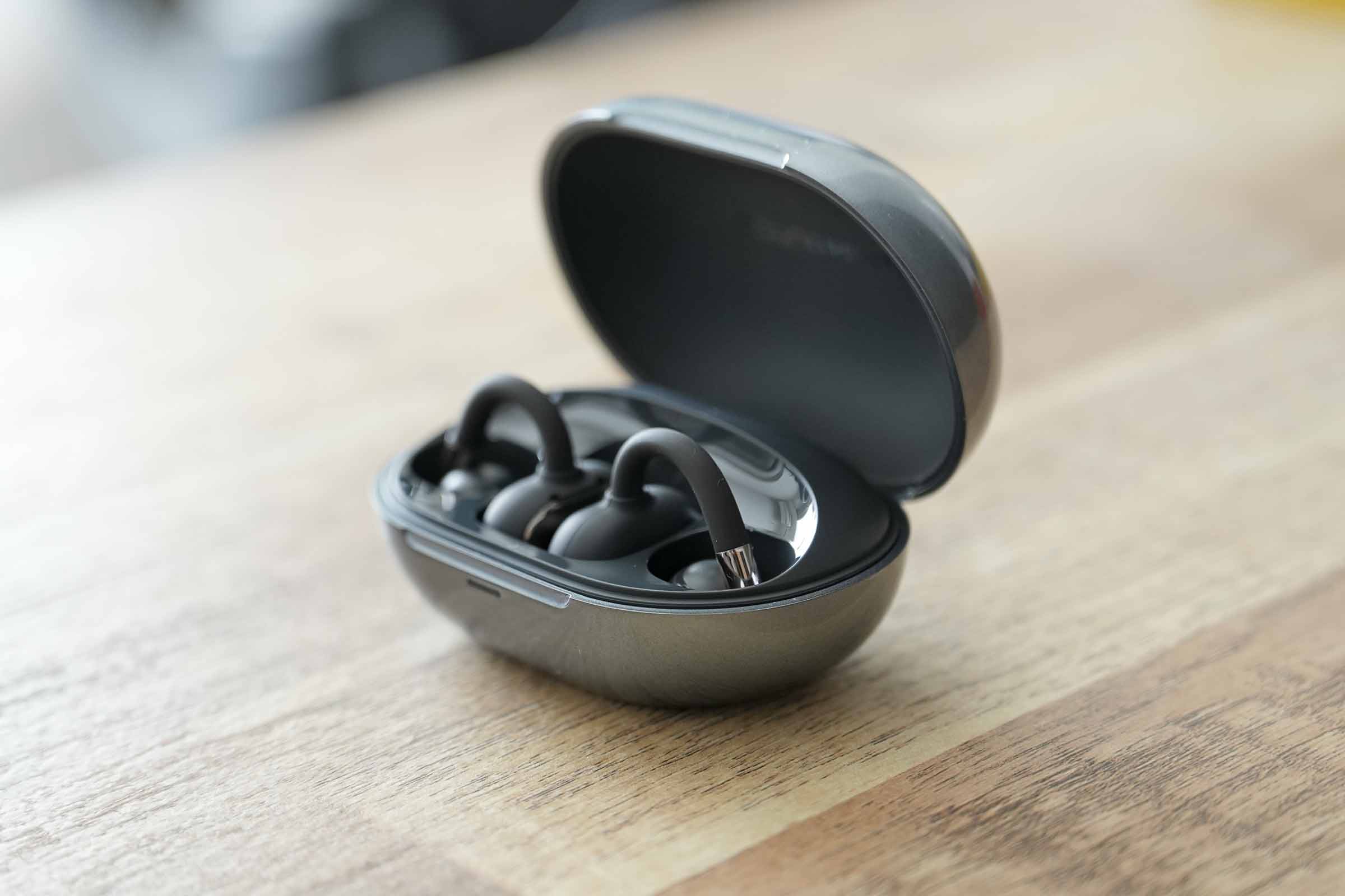 SOUNDPEATS Clip1のケースを開けた時の様子