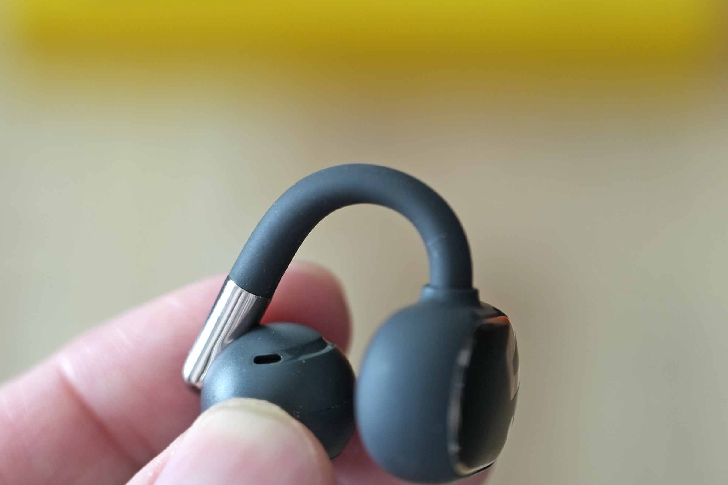 SOUNDPEATS Clip1のブリッジ部分はシリコン製