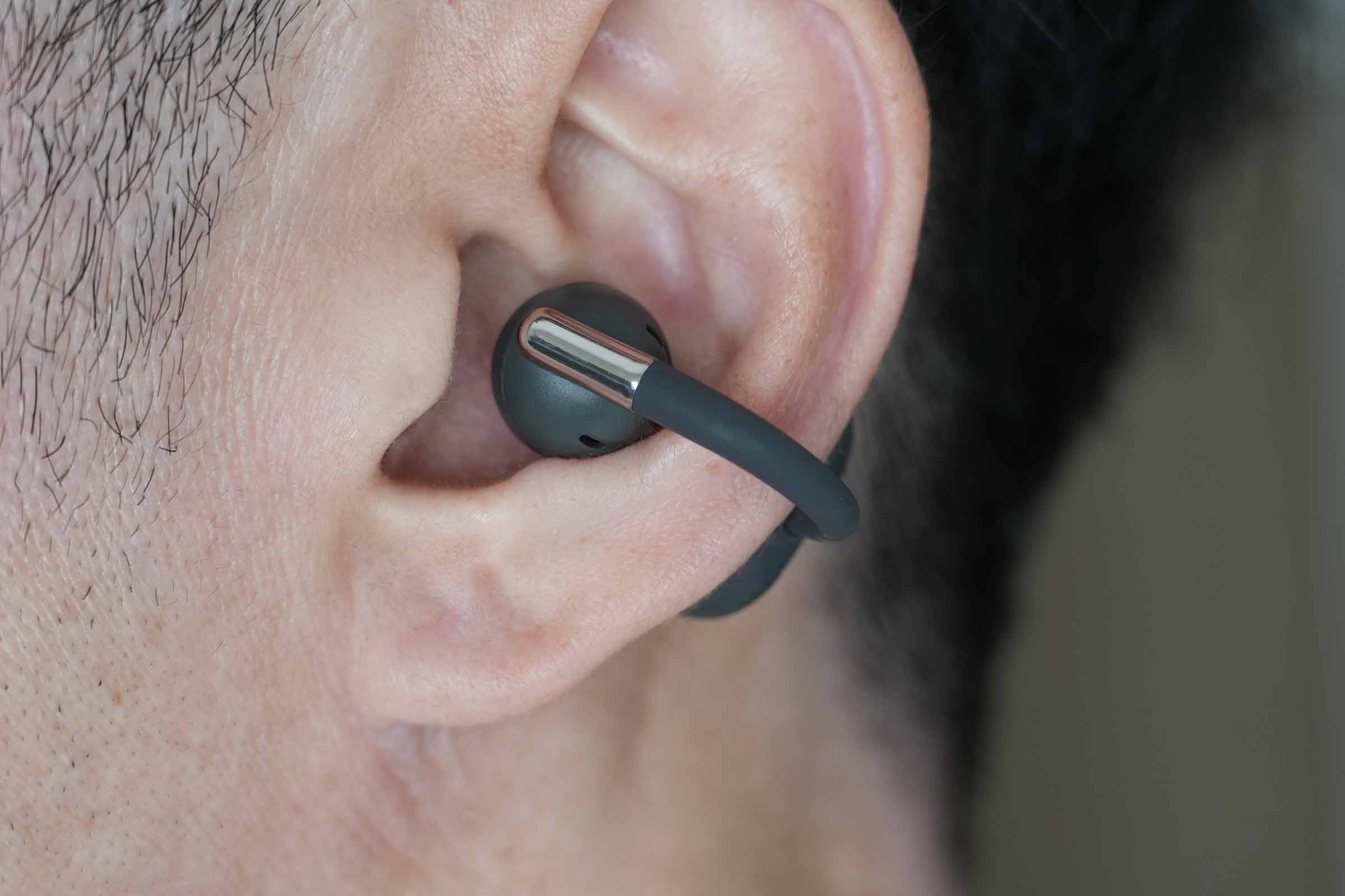 SOUNDPEATS Clip1を耳に装着した様子