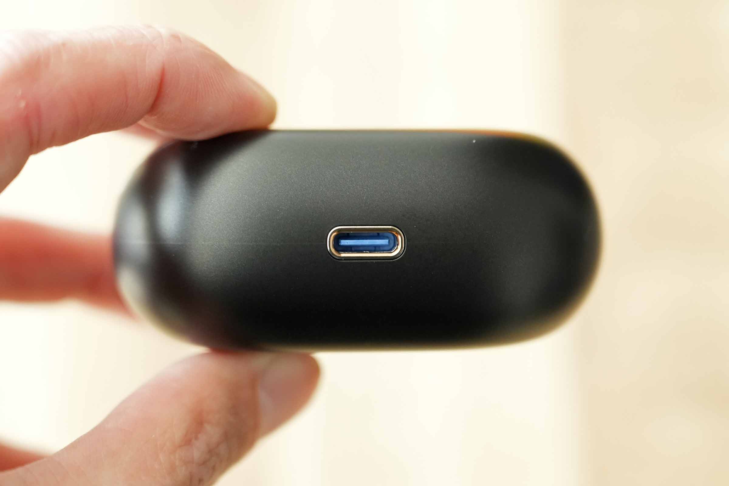 SOUNDPEATS H3のケース底面にはUSB-C端子がある