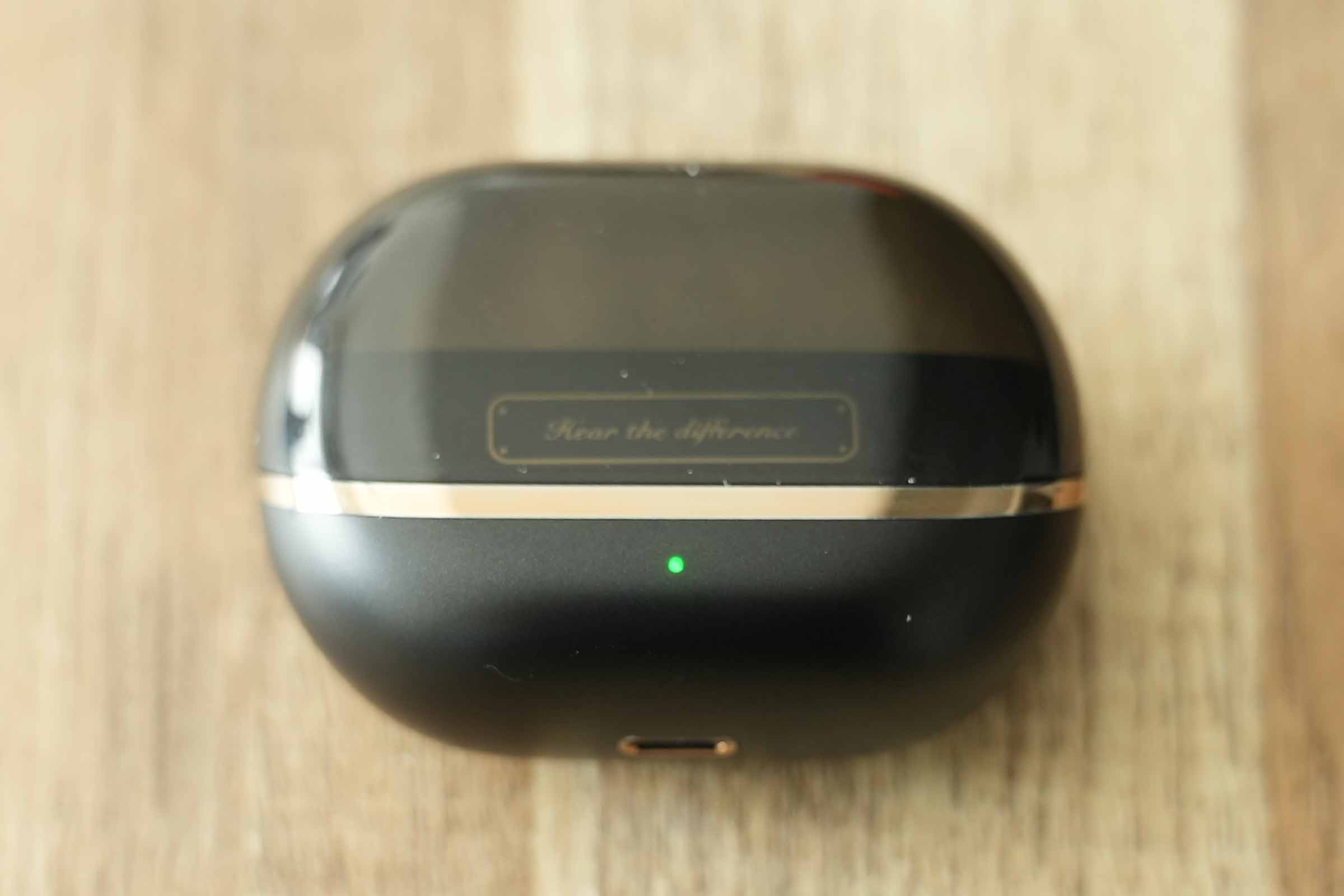 SOUNDPEATS H3のケース全面にはLEDあり