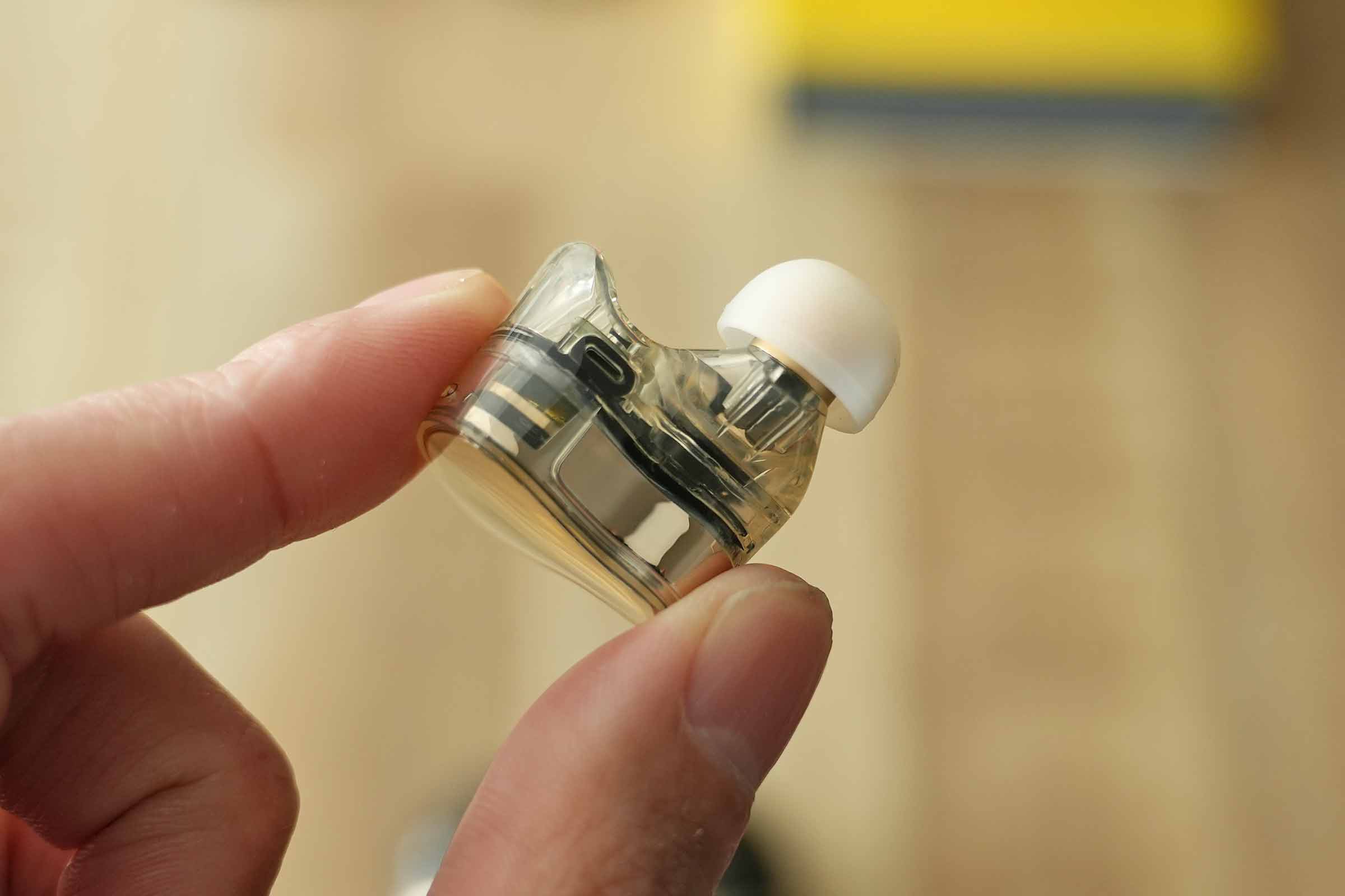 SOUNDPEATS H3のイヤホン本体のシェル部分はスケルトンデザイン