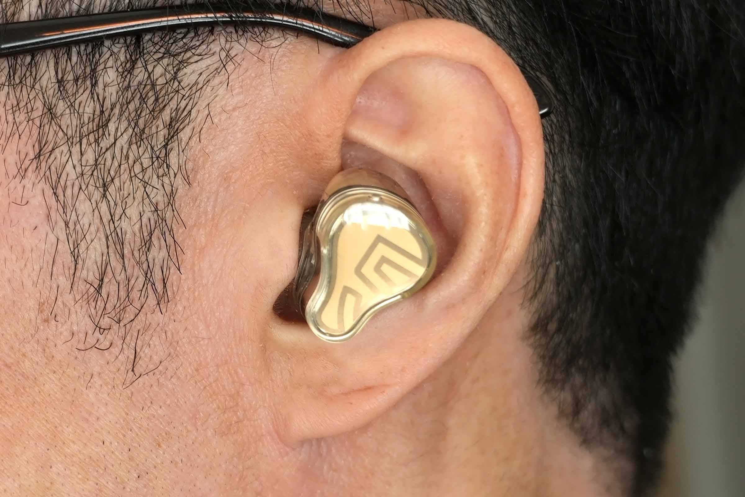 SOUNDPEATS H3を実際に耳につけた様子