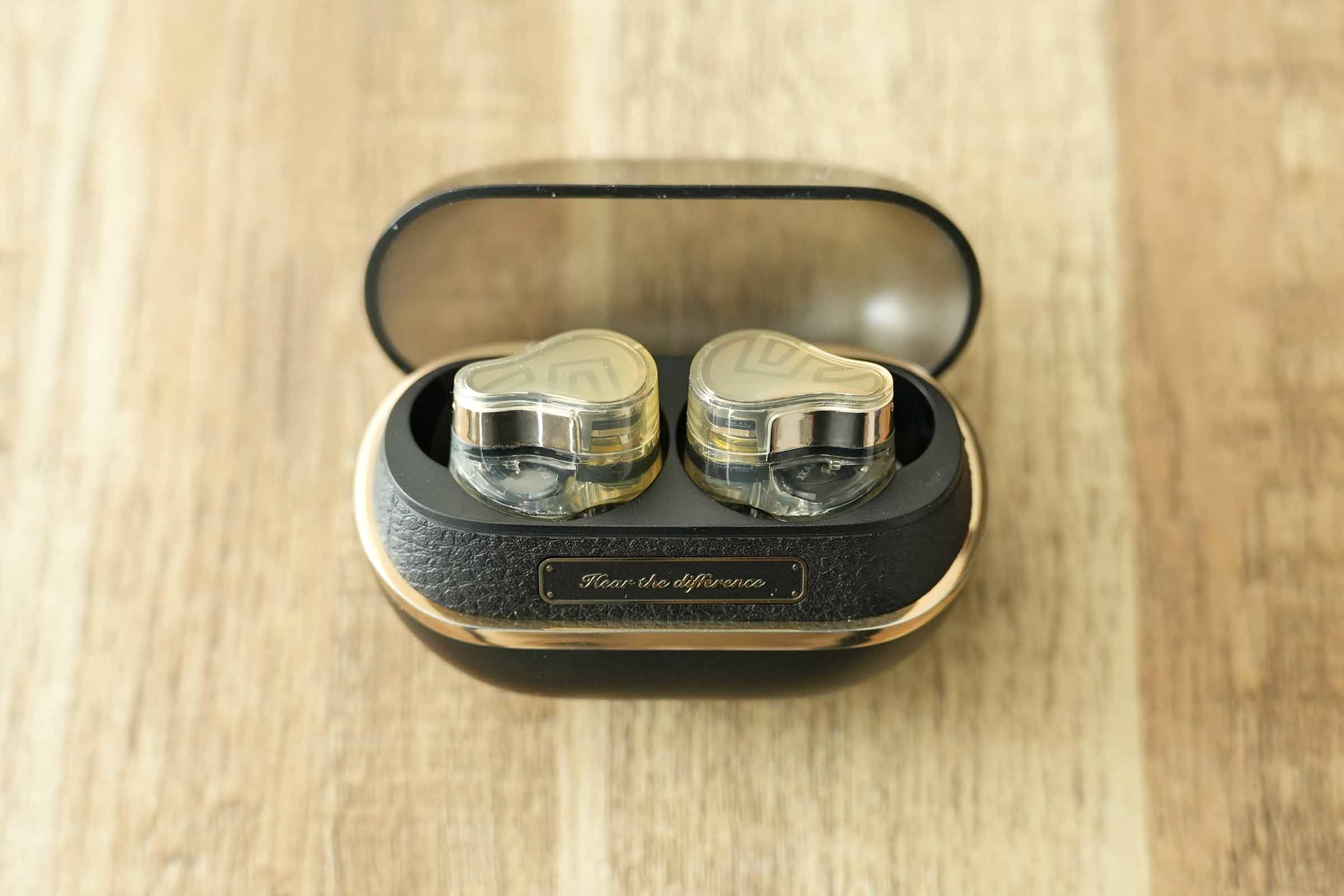 SOUNDPEATS H3のケースカバーを開けた様子