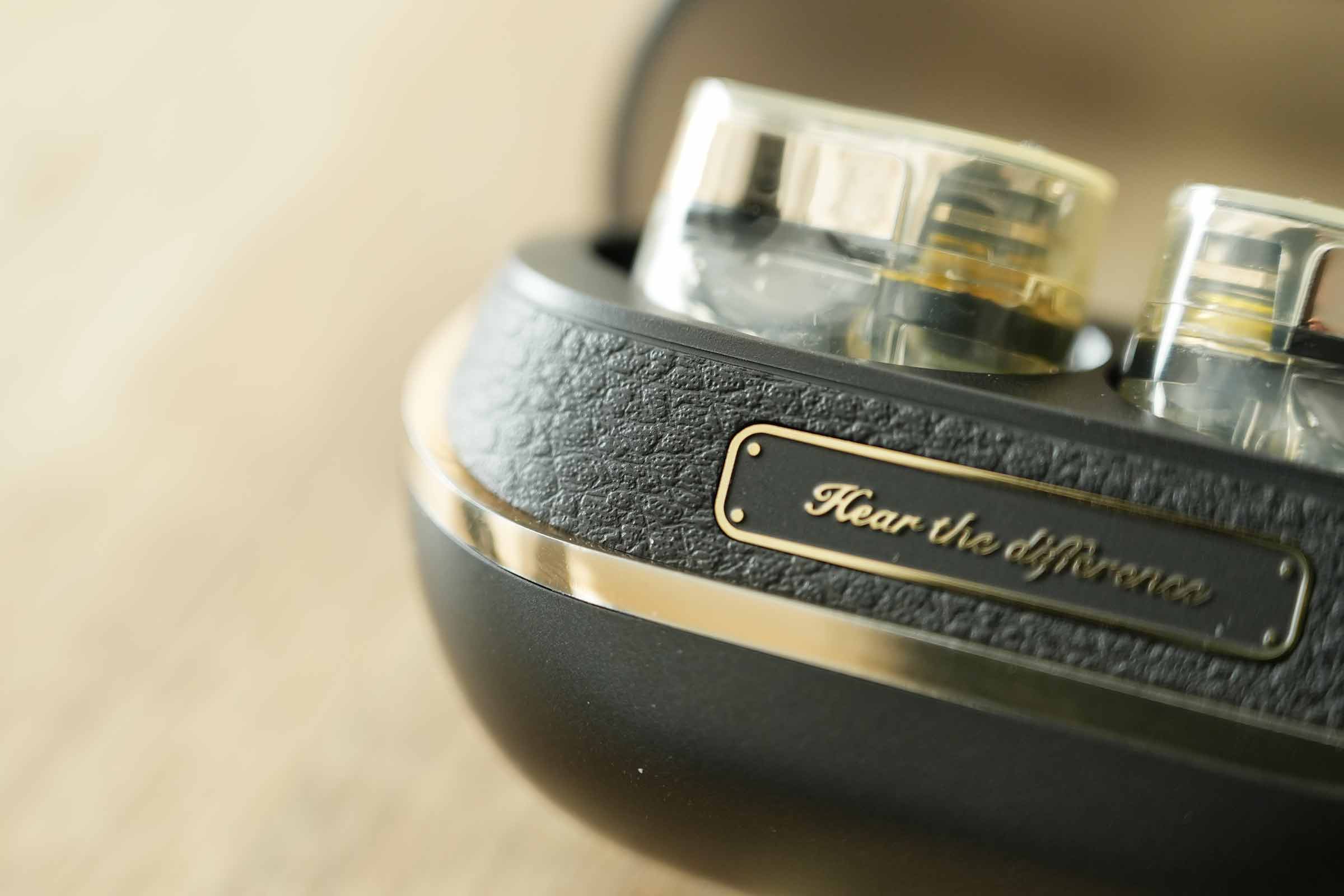 SOUNDPEATS H3のケース内部はレザー調